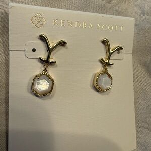 Kendra Scott Yellow Rose x Yellowstone Dutton Drop Earring Gold mother of pearl